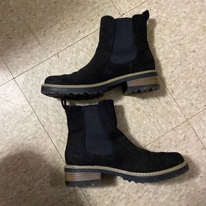 Black winter boots